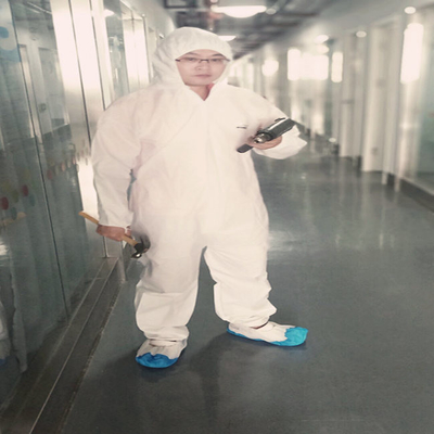 La seguridad trabaja la bata protectora disponible del PPE de la ropa protectora