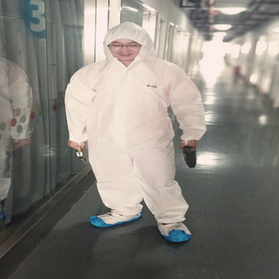 Traje protector disponible blanco no tejido de la bata disponible